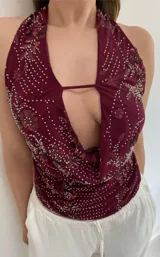 Top halter color borgoña con escote pronunciado, espalda descubierta y bordado de lentejuelas y cuentas plateadas y rosadas.