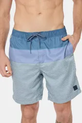 Short de baño clásico con rayas horizontales en tonos de azul, cintura elástica con cordón ajustable, dos bolsillos laterales y suspensor de malla fina.