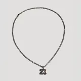 Collar plateado con cadena de eslabones y dije con el número 23.