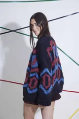 Sweater tejido a crochet a mano, 100% en lana, de calce holgado con cuello a la base y puños. Talle único similar a un M/L. Diseño con motivos geométricos en negro, azul y bordó.