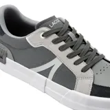 Championes urbanos Lacoste modelo L004, color gris con detalles en negro y blanco.