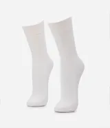 Par de medias de caña mediana color blanco, confeccionadas en viscosa texturizada con diseño acanalado y sin costuras.