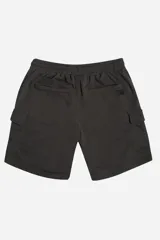 Bermuda cargo de felpa color gris oscuro, sin frisa, con cintura elástica, cordón ajustable y logo estampado.