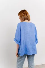 Blusa color beige confeccionada en lino, de corte holgado, mangas 3/4 y cuello redondo.