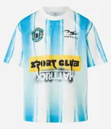 Remera masculina de poliéster con estampa de rayas verticales en celeste y blanco, escudo y lettering "Sport Club Hat Trick".