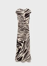 Vestido midi ajustado al cuerpo con estampado de cebra en tonos beige y marrón. Tiene cuello redondo, mangas cortas y cierre de botón en la parte posterior.