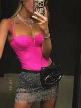 Corset fucsia de encaje con breteles finos regulables.