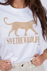 Remera negra de algodón con estampado de leopardo dorado y texto "Save the Wildlife".