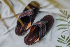 Chanclas marrones de cuero con tiras de cuero con detalle de costuras y plantilla anatómica.