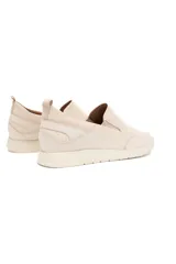 Zapatillas slip-on color crema de cuero vacuno con textura delicada y acabado nacarado. Interior forrado en cuero, suela flexible y ligera con tecnología Antistress.