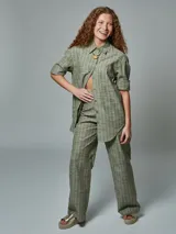 Camisa de lino color verde con estampado a cuadros blancos, de corte holgado y manga 3/4.