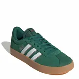 Championes urbanos Adidas modelo VL Court 3.0, confeccionados en gamuza color verde con las icónicas tres tiras laterales en blanco y suela de caucho vulcanizada en color caramelo.