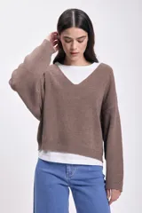 Buzo de punto color marrón con escote en V y mangas largas.
