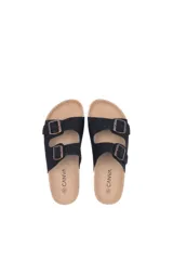 Sandalias bajas color borgoña con dos tiras anchas ajustables con hebilla metálica. Suela de corcho y base de goma.