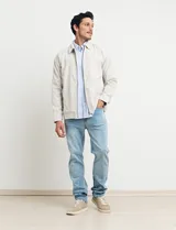 Campera de hombre color beige con cierre frontal, cuello camisero y bolsillos laterales. Corte clásico.