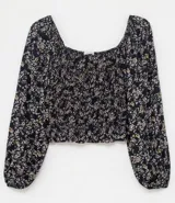 Blusa corta de viscose con estampado floral, escote cuadrado y mangas largas abullonadas.