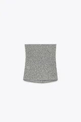 Top palabra de honor de tejido bouclé color gris con detalle de pliegues delanteros.