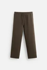 Pantalón jogger straight fit color marrón confeccionado en tejido interlock de algodón con elasticidad, cintura elástica ajustable con cordón, bolsillos frontales y detalle de bolsillos traseros de vivo.