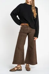 Sweater de tejido de punto acanalado, color azul vibrante, con cuello redondo y mangas largas.