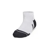 Medias deportivas tobilleras Adidas, blancas con puntera y talón negros. Presentan las tres líneas características de la marca en el tobillo.