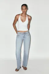 Top negro de cuello halter con escote pico y tiras finas en la espalda.
