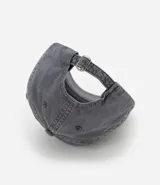 Gorra gris de sarga de algodón con efecto desteñido, visera curva y ajuste trasero con hebilla. Presenta bordado frontal con la frase "rule breaker" simulando rayos.