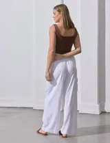 Pantalón blanco de corte ancho con cintura elastizada y cordón ajustable.