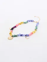 Collar corto con cuentas de piedra de colores y dijes dorados de sol y luna.