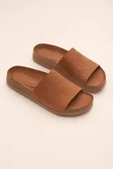 Sandalias planas color marrón de cuero con base de 3cm.