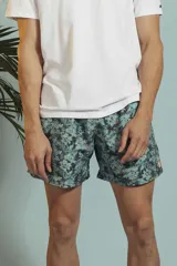 Short de baño rojo con estampado de motivos náuticos en azul y blanco, con cintura elástica ajustable con cordón.