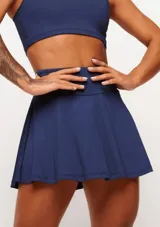 Pollera short deportiva negra, con calza incorporada y bolsillos laterales.