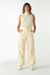 Pantalón de tiro alto color marrón con textura, pierna recta y bolsillos laterales.