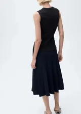 Chaleco negro de punto fino con cuello redondo, sin mangas y cierre frontal con botones.
