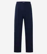 Conjunto de pijama largo confeccionado en media malla. Incluye una camisa de manga larga con botones y un pantalón con cintura elástica. La camisa tiene un ribete en contraste en la botonadura frontal.