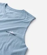 Musculosa masculina color celeste, de corte comfort, cuello redondo y sin mangas. Presenta un estampado localizado de palmera en el pecho.