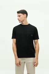 Remera negra de manga corta con bolsillo frontal y logo estampado.