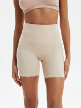 Short de compresión color beige con cintura alta y terminación ondulada.