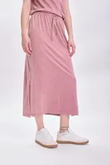 Falda midi de color rosa con cintura elastizada y cordón ajustable.