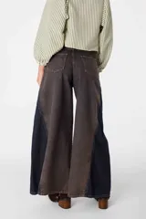 Pantalón de jean azul de corte ancho, con cintura alta y bolsillos delanteros y traseros.