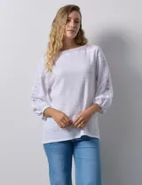 Blusa blanca texturada marca Ruby Rd, con escote redondo y mangas 3/4 con puño elastizado y apliques de broderie. Confeccionada en poliéster y elastano.