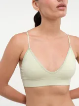 Bralette negro de punto acanalado con breteles finos regulables y escote en V.