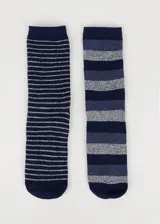 Pack de dos pares de medias de media caña, uno con rayas horizontales finas en gris y negro, y otro con rayas horizontales anchas en tonos de gris y negro.
