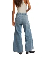 Pantalón de jean celeste claro, de corte holgado y pierna acampanada.