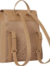Mochila Tommy Hilfiger color marrón con monograma TH en jacquard, asa superior, cierre de solapa, compartimento principal, dos correas ajustables y logo metalizado TH en la parte delantera.