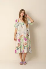 Vestido largo con estampado floral multicolor, de corte amplio y mangas cortas.