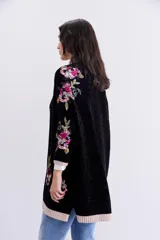 Cárdigan negro de chenille con calce holgado, bordados florales con lentejuelas, mostacillas e hilo de lurex. Terminaciones en rib color rosa claro.