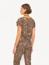Remera de algodón con estampado animal print y flores blancas.