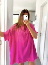 Túnica fucsia de lino rústico con cuello mao, mangas cortas y ruedo desflecado.