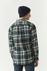 Camisa de viyela a cuadros rojos y azules, corte regular y logo bordado.