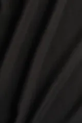 Vestido túnica negro a la rodilla en tejido liviano de viscosa con cuello mao y abertura en V. Modelo de corte holgado con hombros levemente caídos, mangas cortas y bajo recto con tajos laterales.